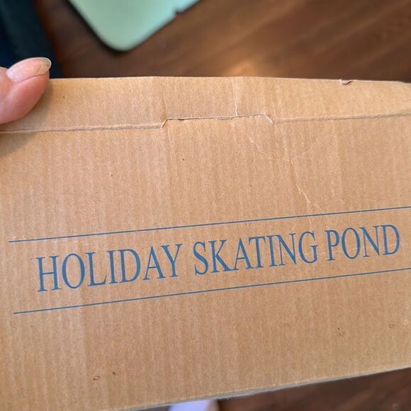 Vintage 2002 Avon Holiday Skating Pond Scene in Original box - Picture 8 of 9